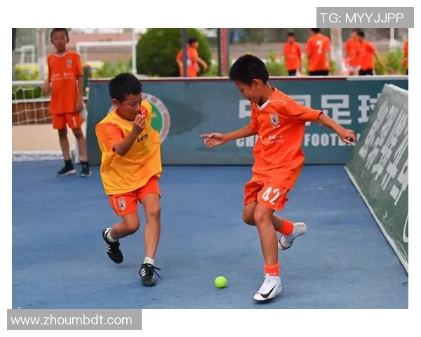 小孩模仿足球明星精彩动作展现运动热情与梦想追逐